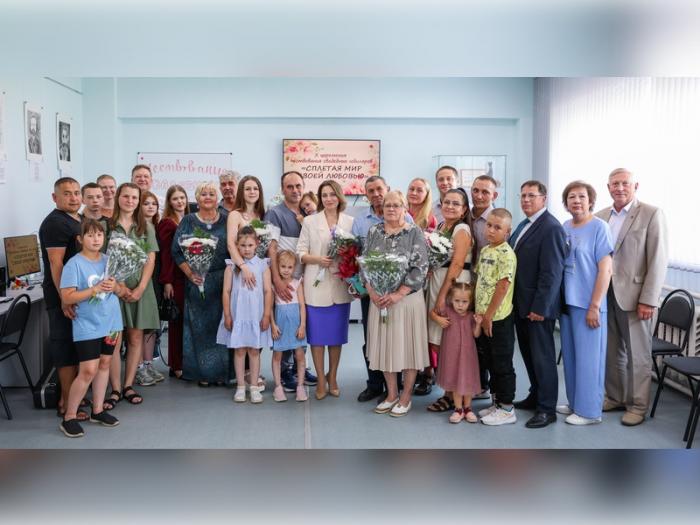 Золотые и сапфировые свадьбы отметили под песни и аплодисменты в Каменске-Уральском | Празднование семейных юбилеев прошло при поддержке Синарского трубного завода