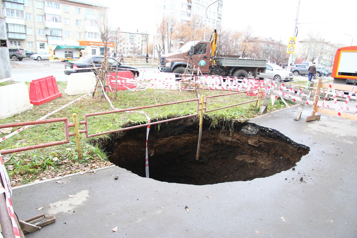 Мэр Каменска на месте провала в тротуаре по ул. Карла-Маркса «разруливал» ситуацию: коммунальщики говорят, что проблема назревала долго