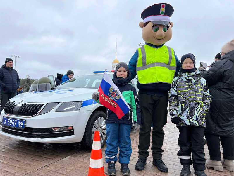 В Каменске-Уральском инспекторы ГИБДД в День народного единства напомнили горожанам о безопасности дорожного движения