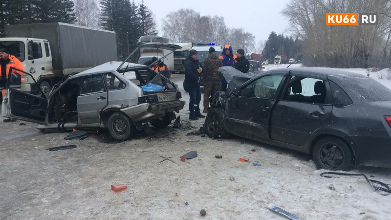 Женщина за рулем ВАЗ-2114 спровоцировала страшную смертельную аварию на трассе под Каменском-Уральским — двум детям повезло только чудом!