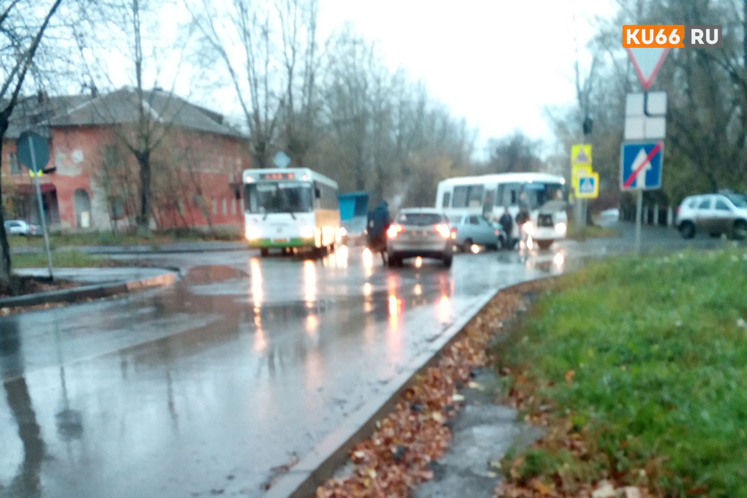 В Каменске-Уральском на перекрестке столкнулись ПАЗ и отечественная легковушка. Очевидно, один из водителей забыл о знаках приоритета...