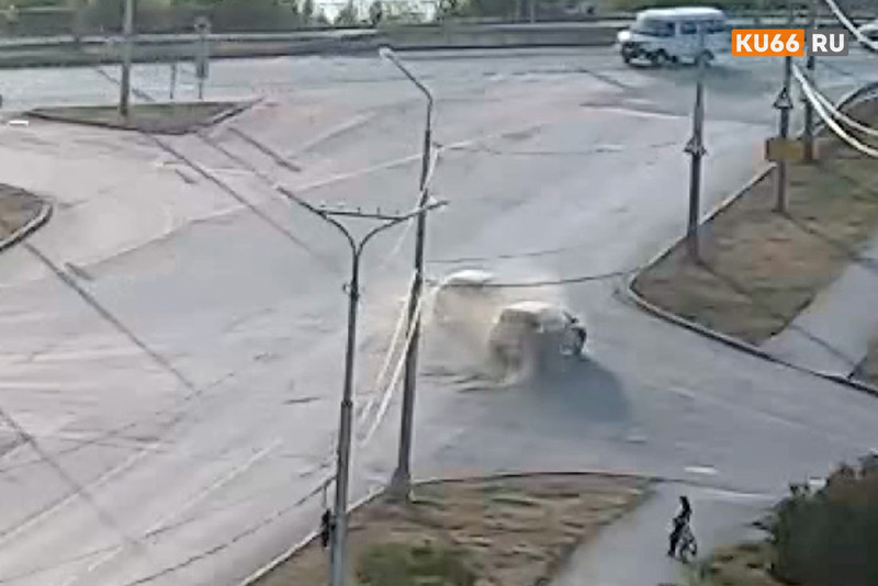 Водитель Chevrolet Cruze спровоцировал ДТП у Байновского моста в Каменске-Уральском: выезжал со второстепенной и не пропустил Toyota RAV4 Водитель Chevrolet Cruze спровоцировал ДТП у Байновского моста в Каменске-Уральском: выезжал со второстепенной и не пропустил Toyota RAV4