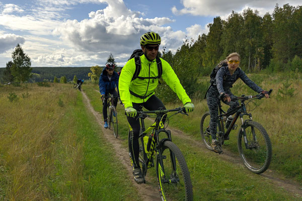 На осеннюю велопоездку по окрестностям Каменска-Уральского покрутить педали приехали больше 400 любителей активного образа жизни