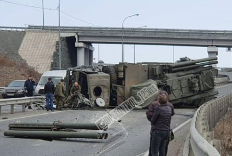 «КамАЗ» с ракетной установкой перевернулся во Владивостоке. ФОТО, ВИДЕО
