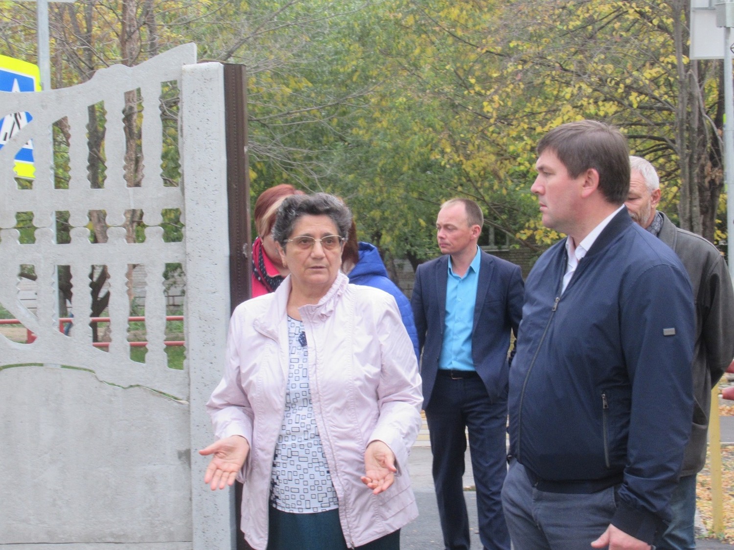 Кому это было нужно? Неизвестные выломали кусок новенького забора у лицея №10 в Каменске-Уральском. Виновных ищет полиция