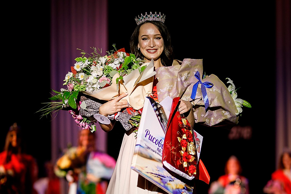 Ей 21 год, она активная, спортивная да еще и в компьютерах разбирается: стало известно, кто из 14 красавиц получил титул «Мисс Каменск»