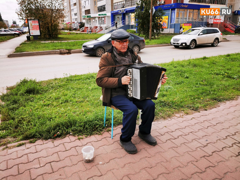 «Хорошо, что мне еще Бог талант дал». Почему приличный мужчина вышел к «Мегамарту» играть на гармошке и при чем тут Путин?