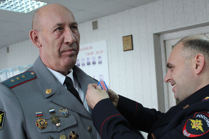 Медалью «300 лет российской полиции» в Каменске-Уральском наградили 40 стражей порядка, еще 30 человек — ждут своей очереди. Совсем скоро!