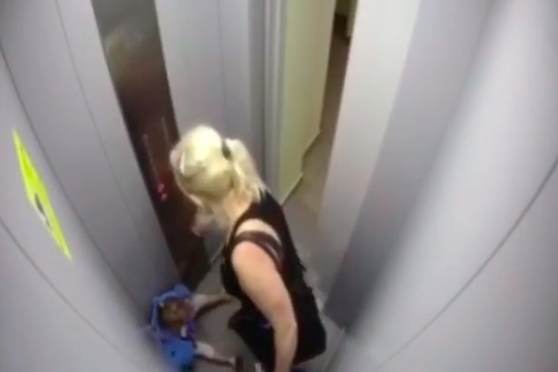 Установлена личность красноярки, жестоко избившей малышку в лифте. ВИДЕО