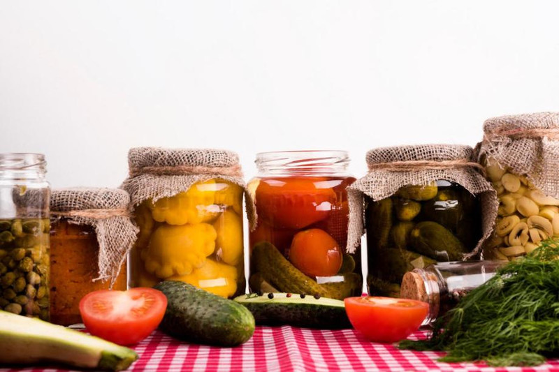 Специалисты рассказали о смертельной опасности домашних консервов
