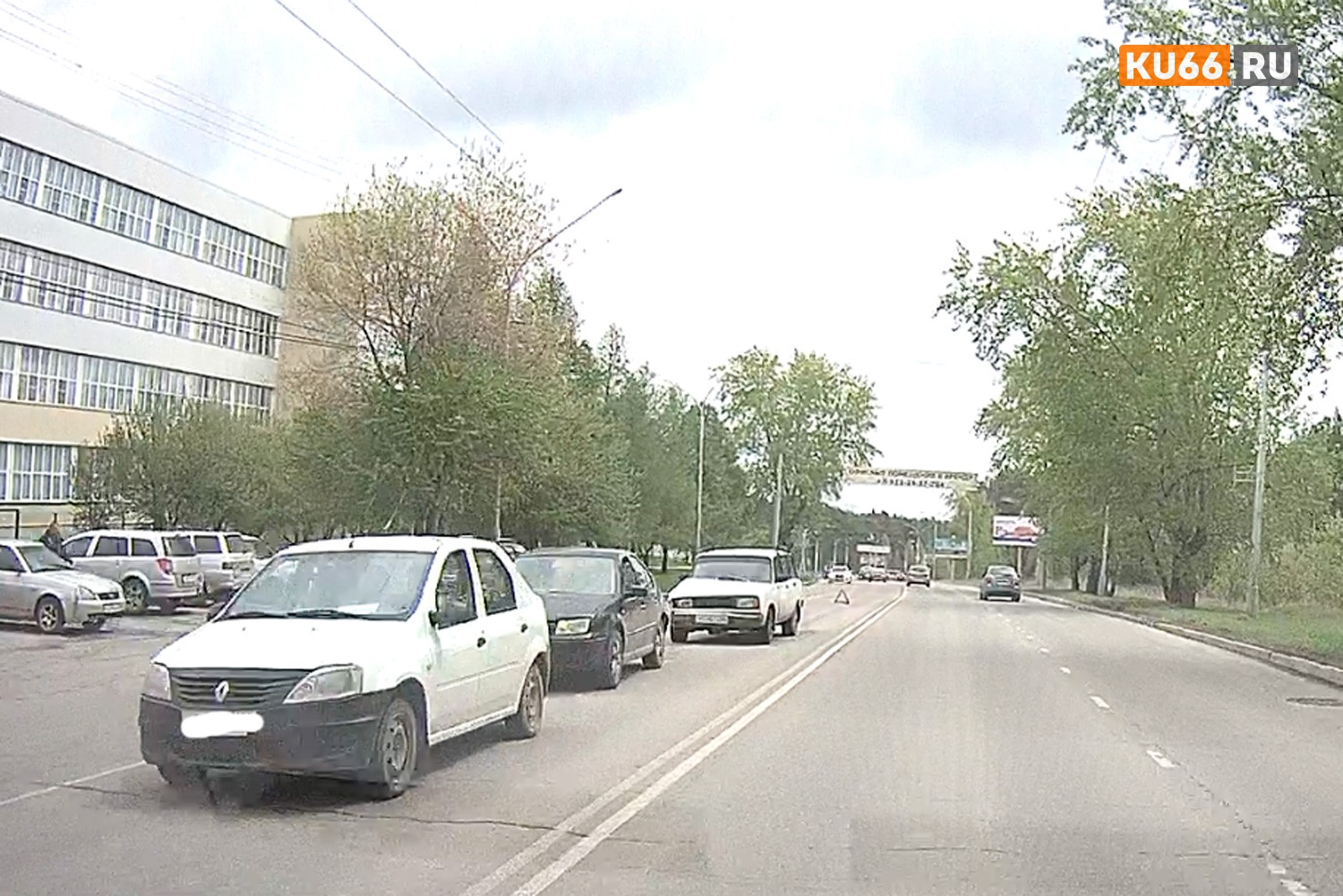 Две иноземных легковушки и вазовская «классика» сошлись паровозиком на улице Кадочникова в Каменске. Причина банальна...