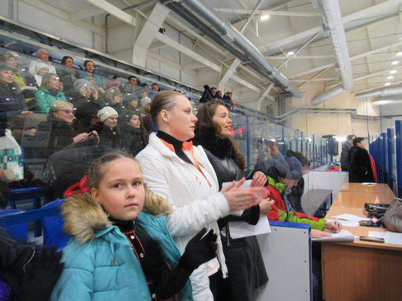 Раз уж построили: крытый каток, открытый на днях в Каменске-Уральском, примет выступления областного уровня. Юные фигуристки уже покатались