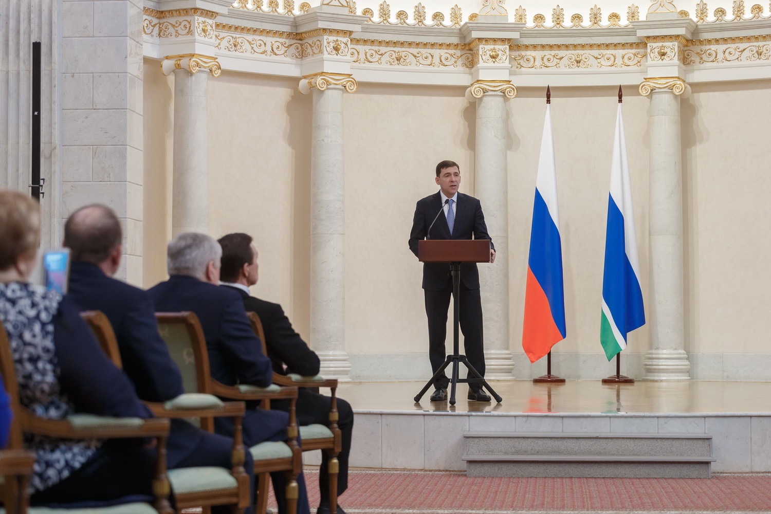 Три заводчанина из Каменска-Уральского получили из рук губернатора в шикарном зале Дома Севастьянова медали «За заслуги перед Отечеством»