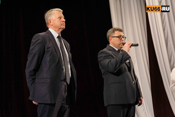 Чиновники и депутаты поздравили активных пенсионеров Каменска-Уральского с днем пожилых людей. Торжественный вечер состоялся в СКЦ