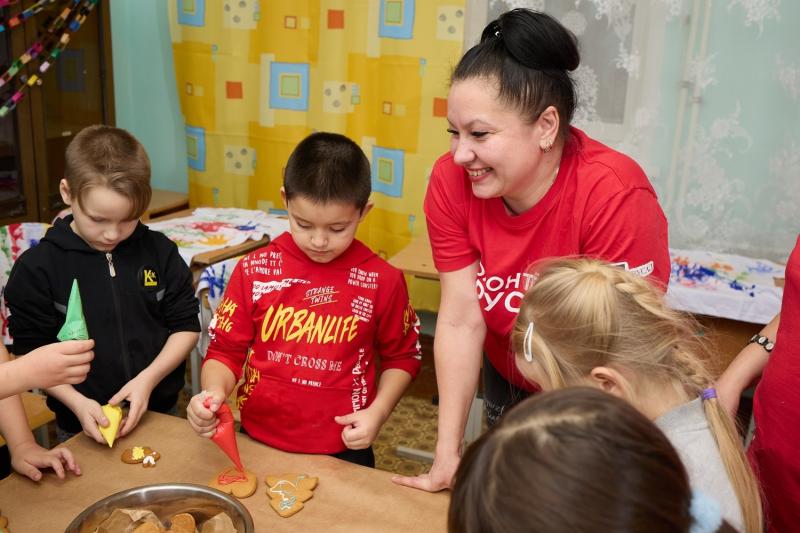 Новогодние волшебники снова выходят в город: как волонтёры РУСАЛа превращают декабрь в праздник для детей | В Каменске-Уральском стартует традиционный новогодний марафон волонтёров РУСАЛа