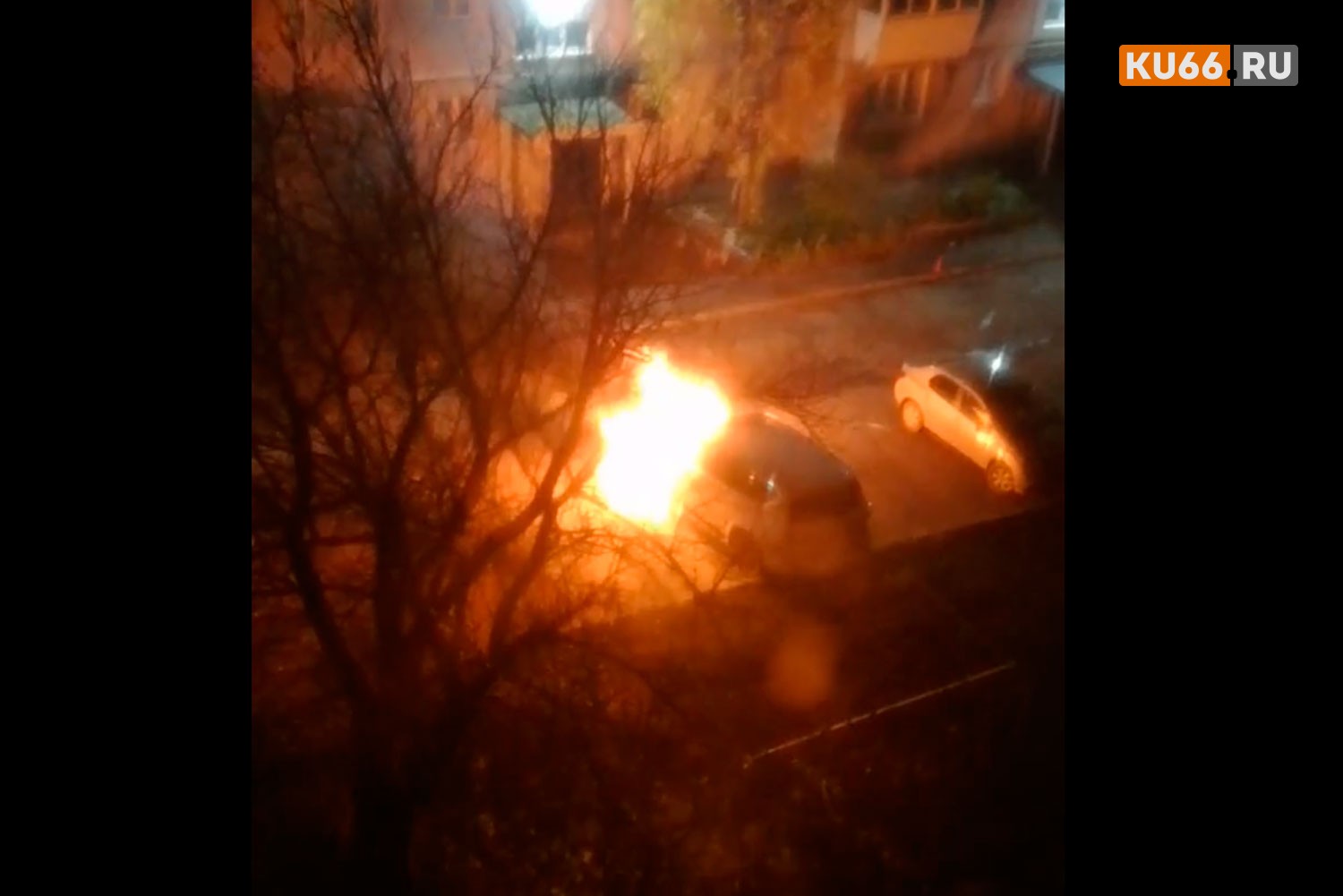 В Каменске-Уральском сгорел автомобиль Infiniti за несколько миллионов рублей. Говорят, владелец занимался криптовалютой. ВИДЕО