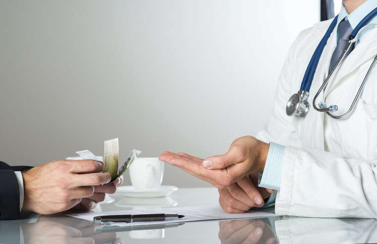 Отвертеться не удалось? Главврача детской горбольницы Каменска-Уральского будут судить за крупную взятку и за поддельный больничный