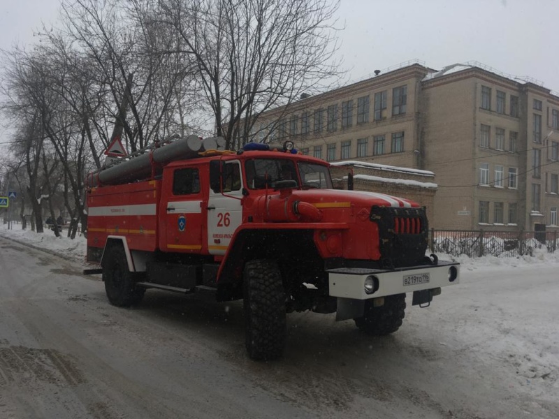 Пожар в школе в Каменске: две девочки пострадали, из здания эвакуировали 190 детей и 29 сотрудников. Говорят, вспыхнуло в раздевалке