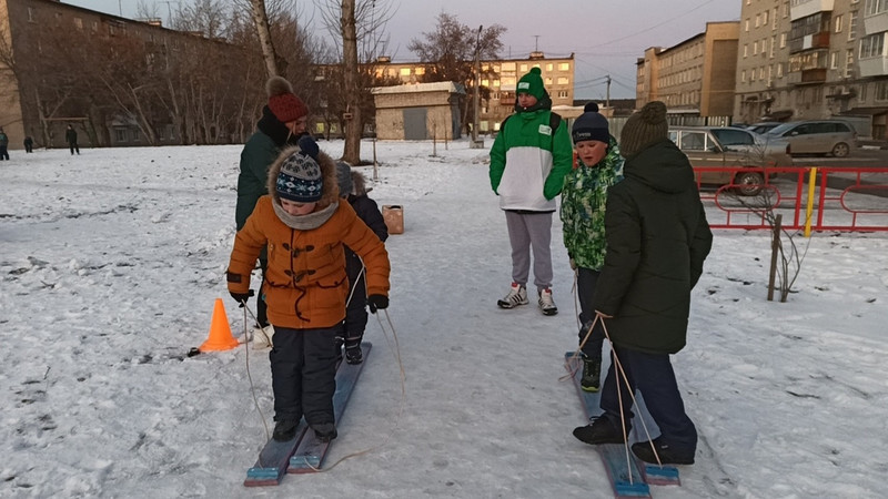 «На дворе холодно, а здесь было по-настоящему жарко»: в Каменске-Уральском прошел праздник «Встречаем зиму вместе». Детей пришло много