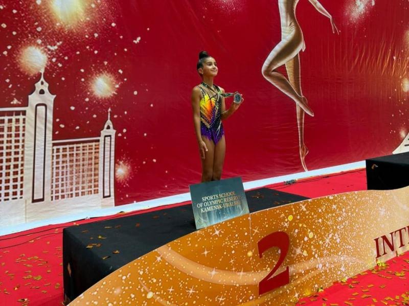Девочка из Каменска-Уральского покорила Дубай — она взяла серебро на соревнованиях по гимнастике | Юная гимнастка из Каменска-Уральского завоевала серебро на международных соревнованиях