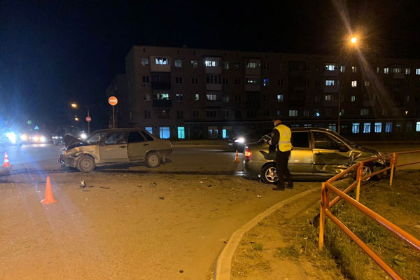 На нерегулируемом перекрестке в Каменске-Уральском в ДТП пострадали два человека. ВИДЕО