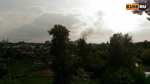 Барак загорелся накануне в Каменске-Уральском на улице Пионерская — огнеборцы тушили пожар на площади в 120 «квадратов» четыре часа