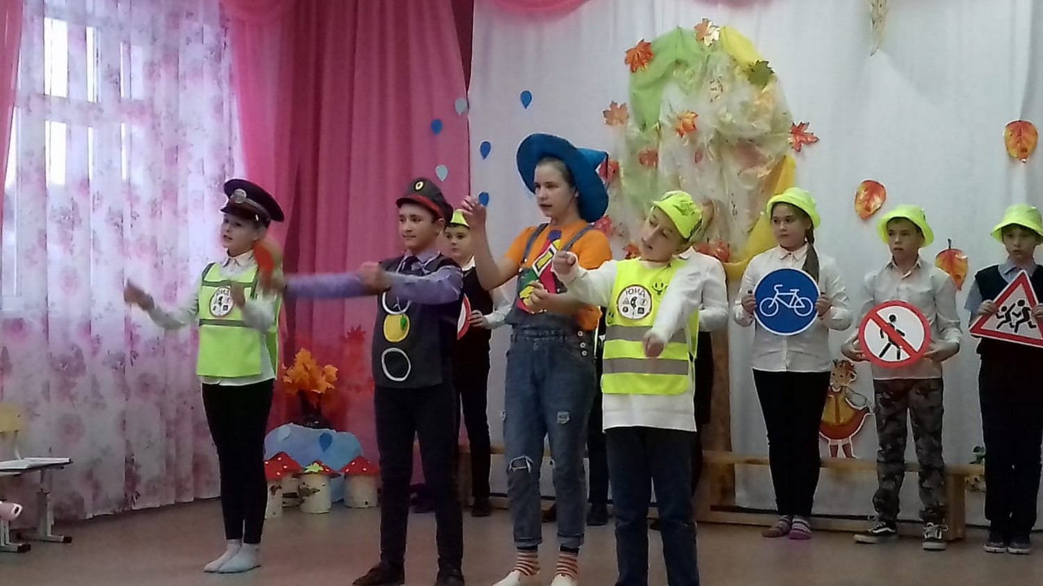 Каменские ЮИДовцы устроили аншлаг в детсаду – к малышам пришли в образе Незнайки, Светофора и Дорожных знаков. Рассказывали о ПДД Каменские ЮИДовцы устроили аншлаг в детсаду – к малышам пришли в образе Незнайки, Светофора и Дорожных знаков. Рассказывали о ПДД