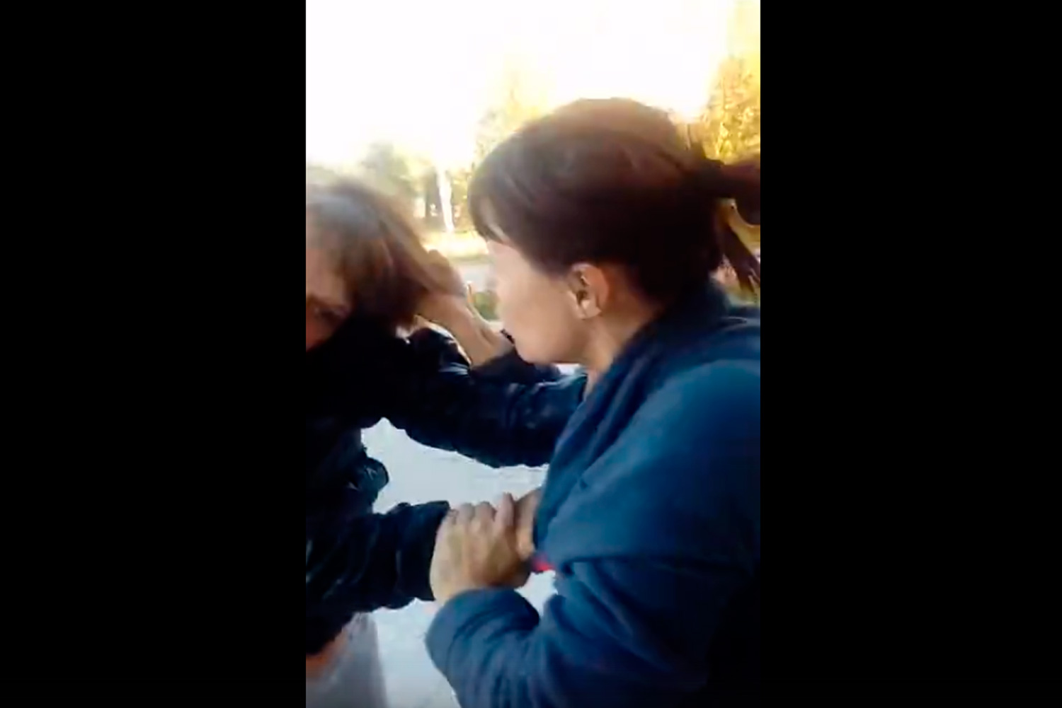 Жительница Каменска-Уральского опубликовала в Сети драку директора магазина и покупательницы. Горожане оценили «схватку» неоднозначно