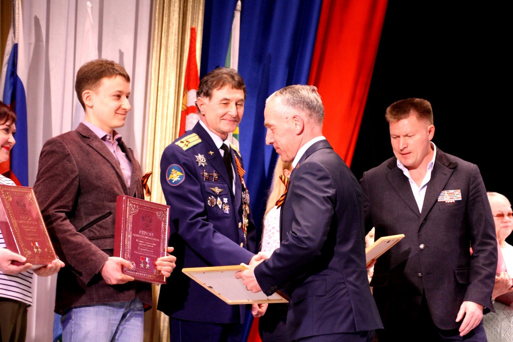 Зацепило? Безусловно! На презентации книги о героях в Каменске-Уральском желающие подержали в руках трехлинейку Мосина и пулемет Дегтярева