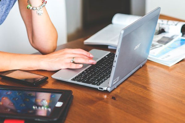 Русские дома в Европе переводят на онлайн ради безопасности