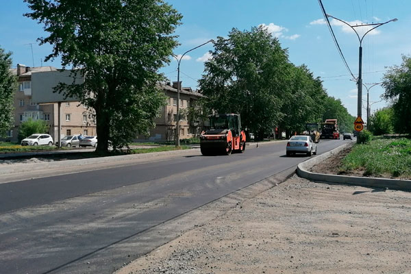 В ходе работ по ремонту дороги по ул. Октябрьской в Каменске жители одного из домов лишились нелегальной парковки. Для своей же безопасности