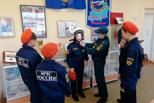 «Хотелось показать тяжесть начала войны». Кадеты пришли в краеведческий музей Каменска-Уральского и изучили значимую выставку