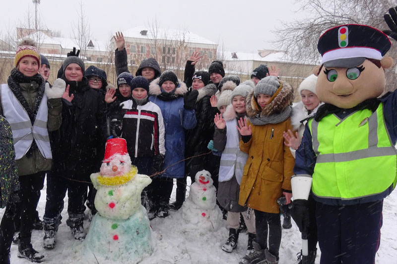«Безопасный снеговик идет к вам». Новогодний марафон по безопасности дорожного движения организовали школьники в Каменске-Уральском