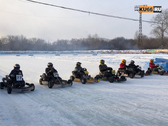 В канун Нового года несколько десятков ребят и одна девушка гоняли на картах по стадиону «Металлург». Лучшие получили призы от Деда Мороза