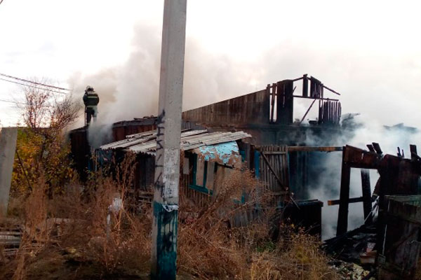 Утром в селе под Каменском-Уральским сгорел нежилой дом