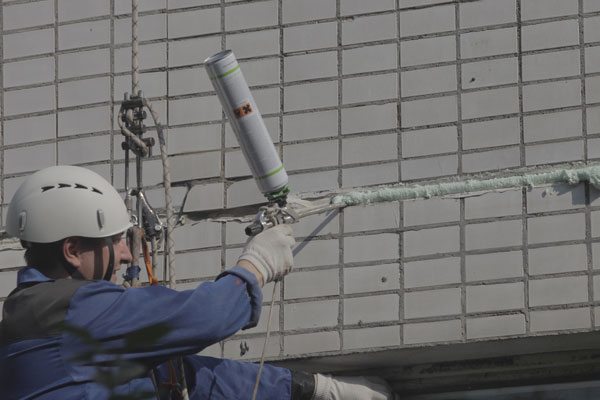 Чтобы зимой было тепло. Коммунальщики латают и утепляют межпанельные швы в многоквартирниках Каменска. Где сделали и где планируют?