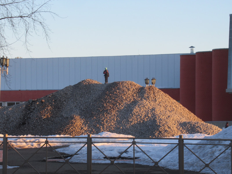 Огромная куча щебня — у двух знаковых объектов Каменска-Уральского: здесь вот-вот стартуют работы по благоустройству территории Огромная куча щебня — у двух знаковых объектов Каменска-Уральского: здесь вот-вот стартуют работы по благоустройству территории