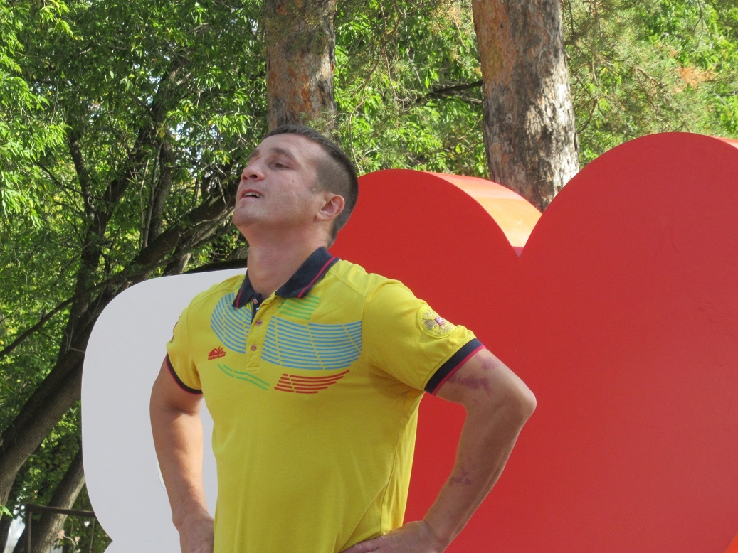 Начали летом, продолжают осенью: весь сентябрь жителей Каменска-Уральского будут ждать в «Космосе» на традиционных зарядках с чемпионом