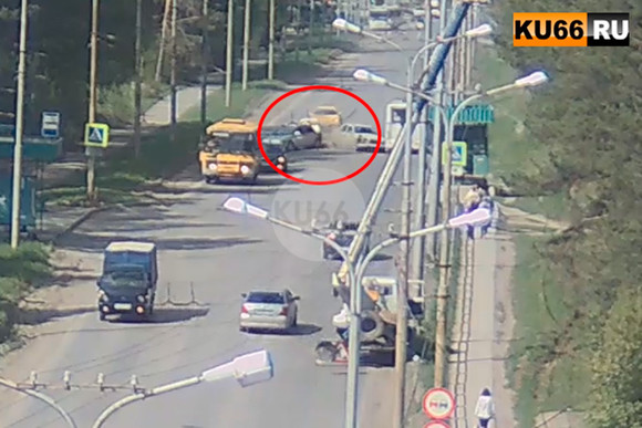 Водитель за рулем Mercedes неадекватно ехал по улицам Каменска, столкнулся с Mitsubishi, а затем с автобусом. ВИДЕО