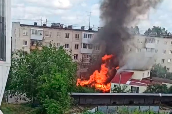 В Каменске-Уральском сгорели частный жилой дом и хозпостройки