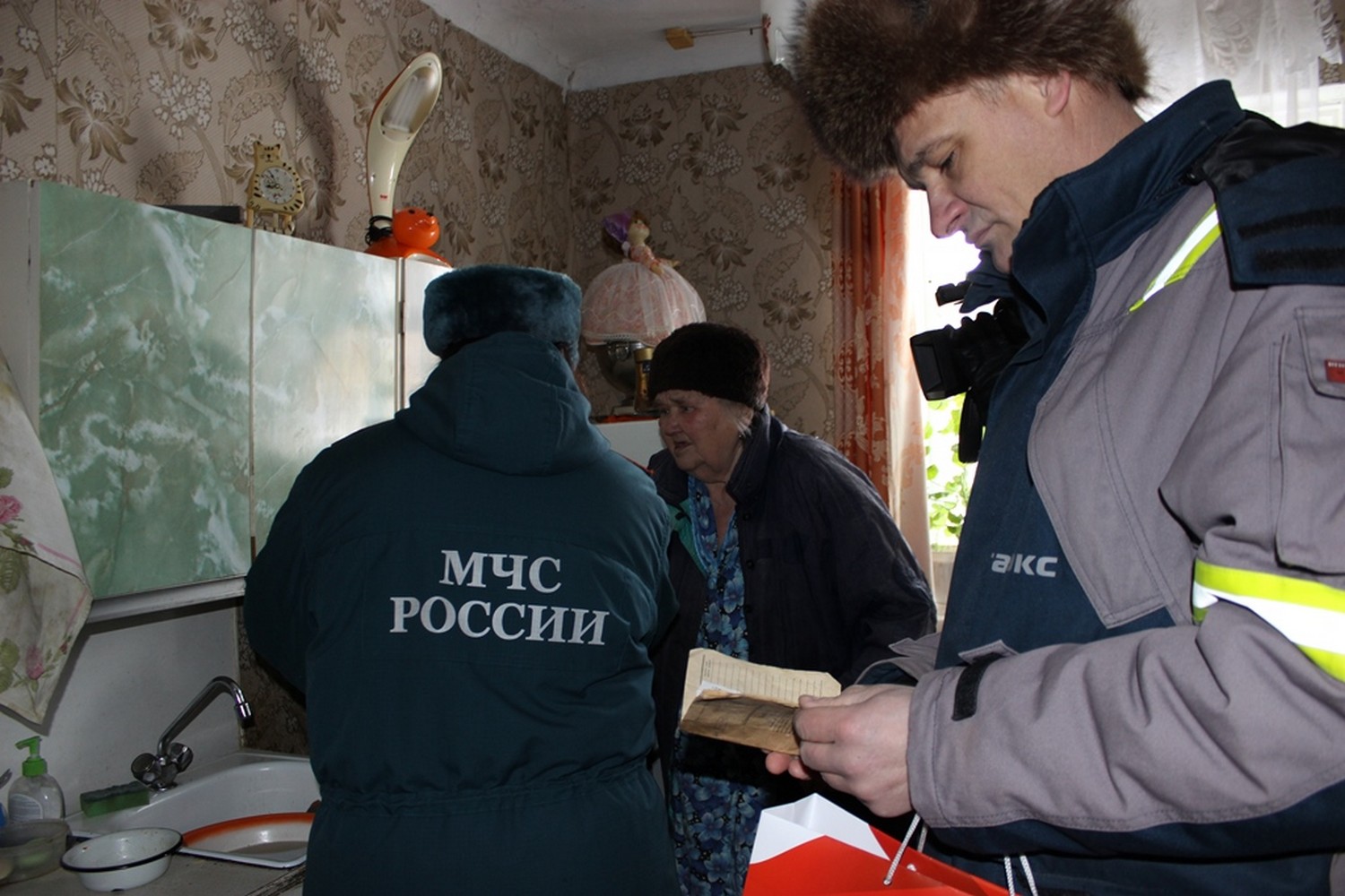 Кто там? К жителям частного сектора Каменска постучались спасатели, газовики и чиновники — нагрянули с проверкой пожарной безопасности