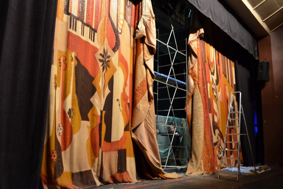 В Драме Каменска-Уральского убрали занавес с большой сцены. Говорят, после праздников повесят новый и заменят зрительские кресла