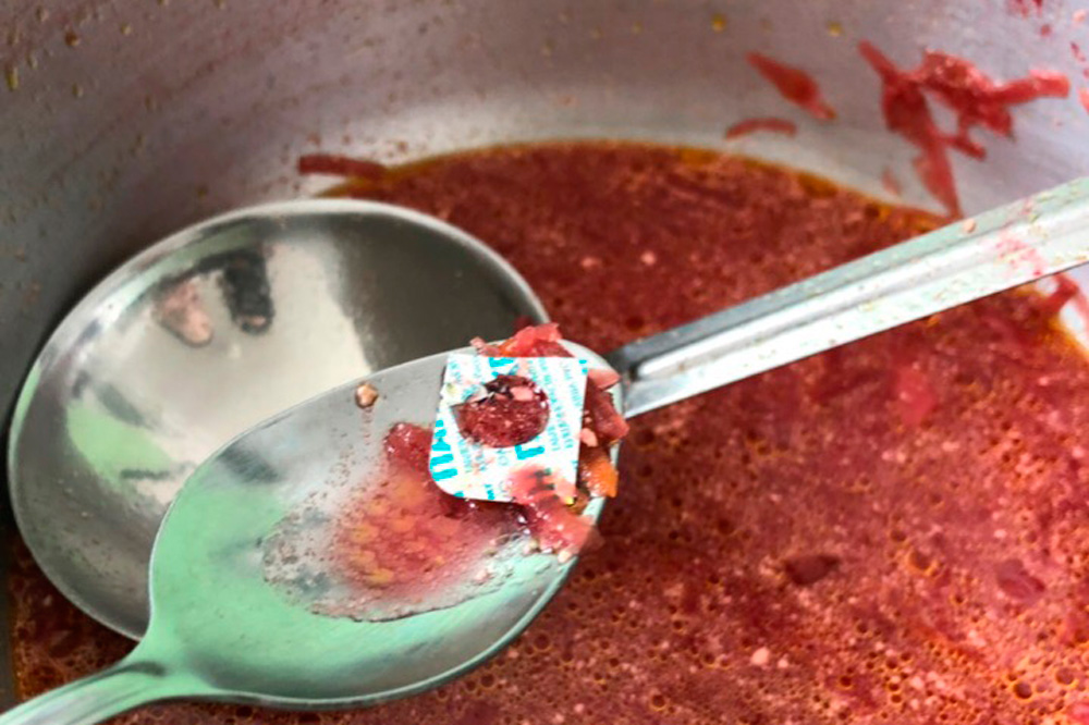 В Каменске школьники снова нашли «сюрприз» в еде – на сей раз упаковку из-под таблеток в борще. Директор уверяет: «Это чья-то подлая шутка!»