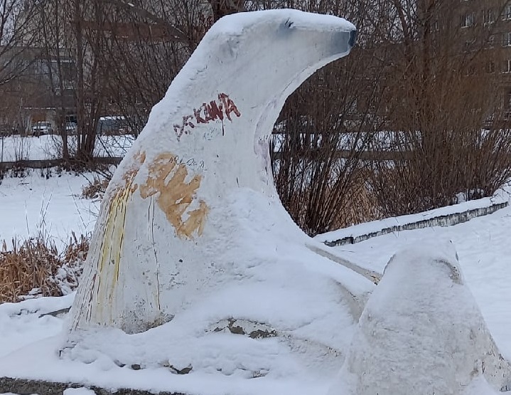 На скульптуре «живого места» нет. За зданием налоговой службы в Каменске-Уральском неизвестные разрисовали фигуру белого медведя