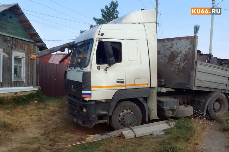 В селе под Каменском-Уральским водитель фуры снес электроопору. ФОТО
