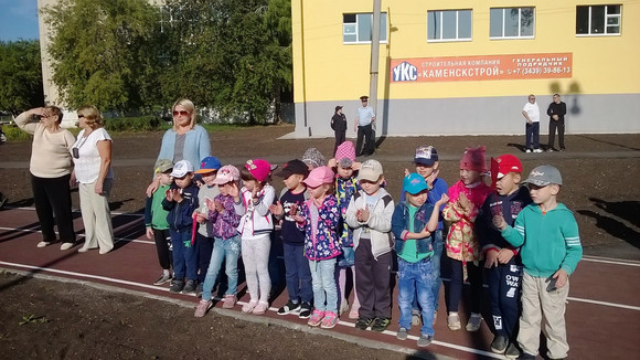 Детсадовцы в День знаний пришли в школу в Каменске-Уральском: посмотрели на своих товарищей – уже нарядных первоклашек с букетами