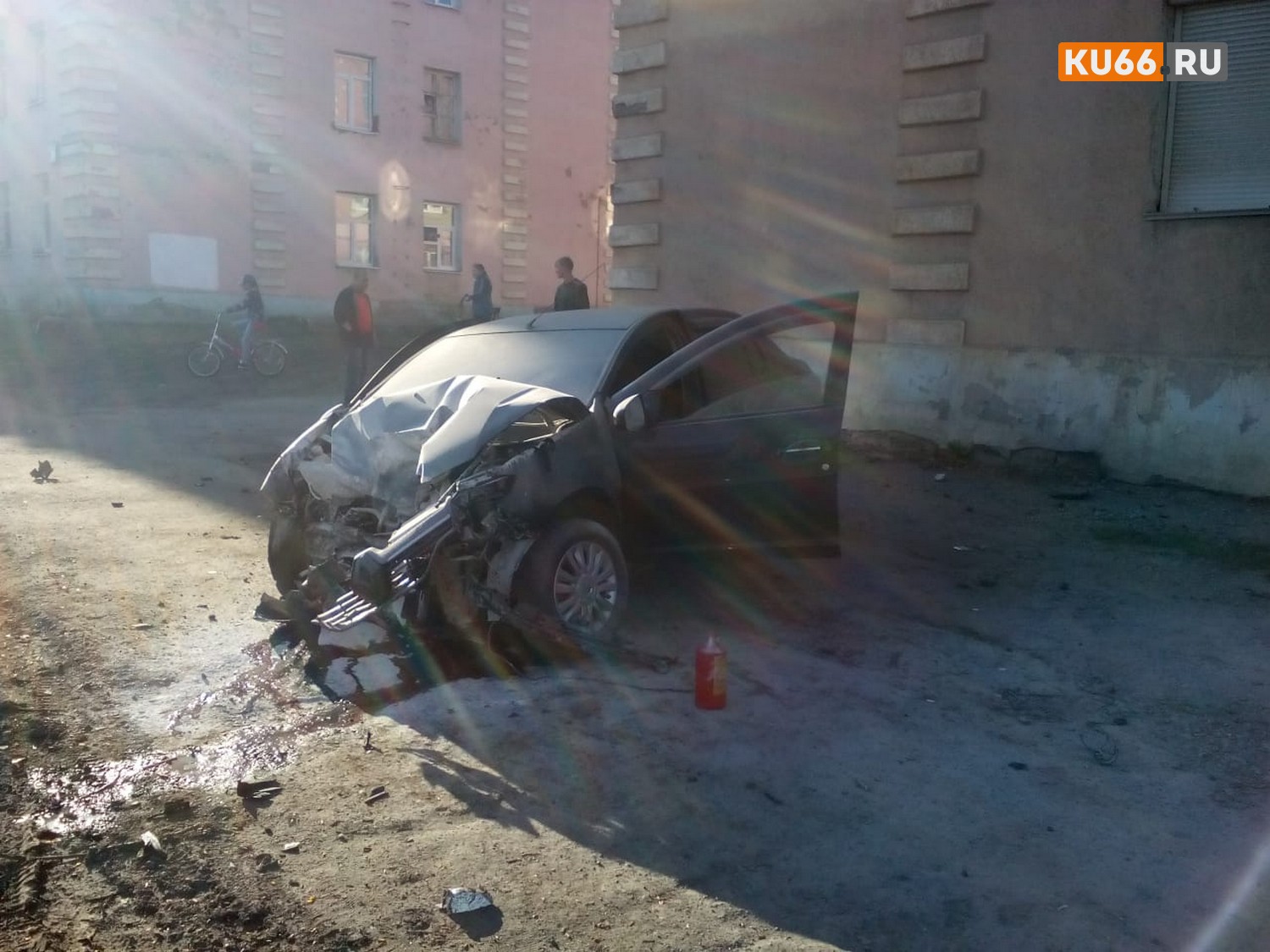 В Каменске-Уральском «француз» вылетел с дороги и протаранил жилой дом. Водитель получил серьезные травмы. Был ли пьяным – выясняют В Каменске-Уральском «француз» вылетел с дороги и протаранил жилой дом. Водитель получил серьезные травмы. Был ли пьяным – выясняют