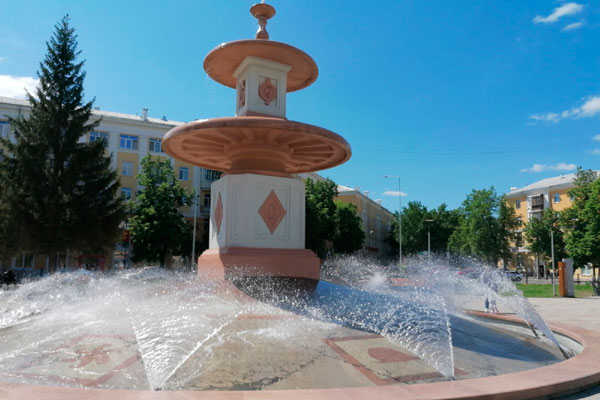 Мэр Каменска-Уральского приехал к фонтану, территорию у которого надо приводить в порядок. Это выяснилось неделю назад, а воз и ныне там