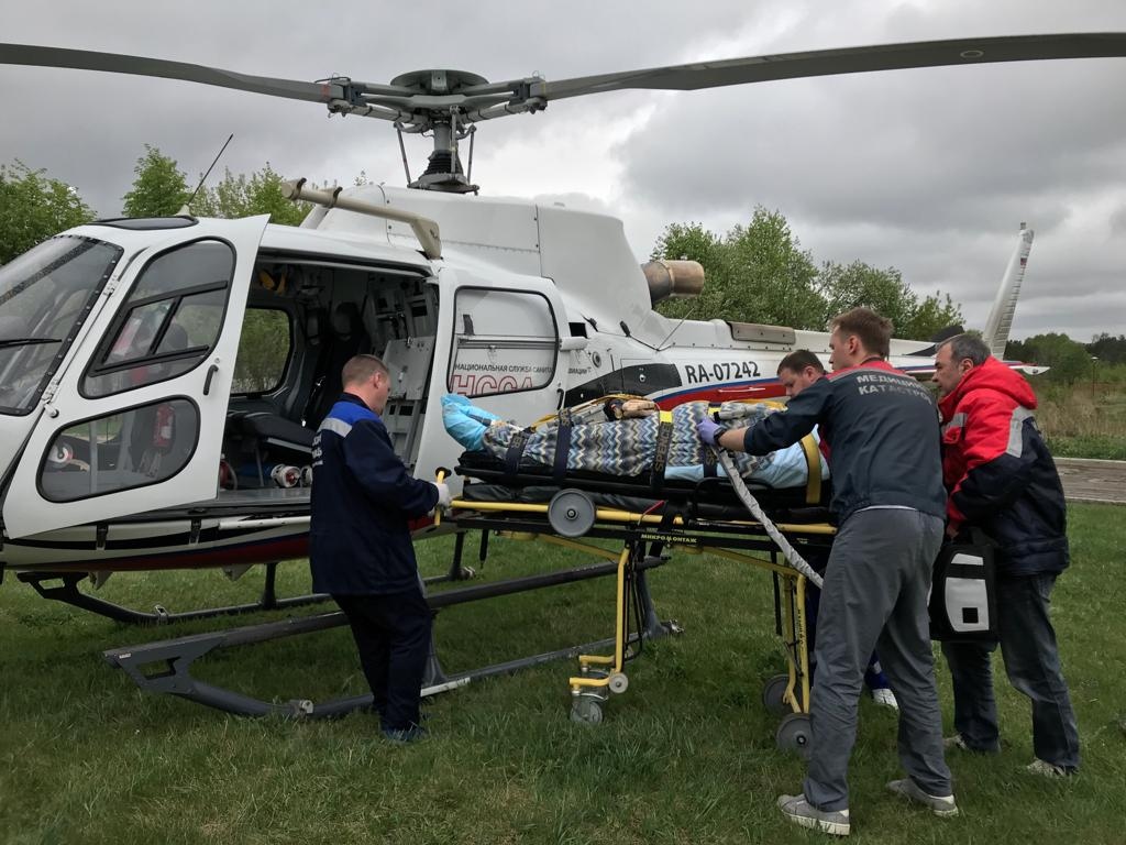 Пенсионера с серьезным заболеванием пищевода отправили на вертолете санитарной авиации из Каменска-Уральского в клинику в Екатеринбург