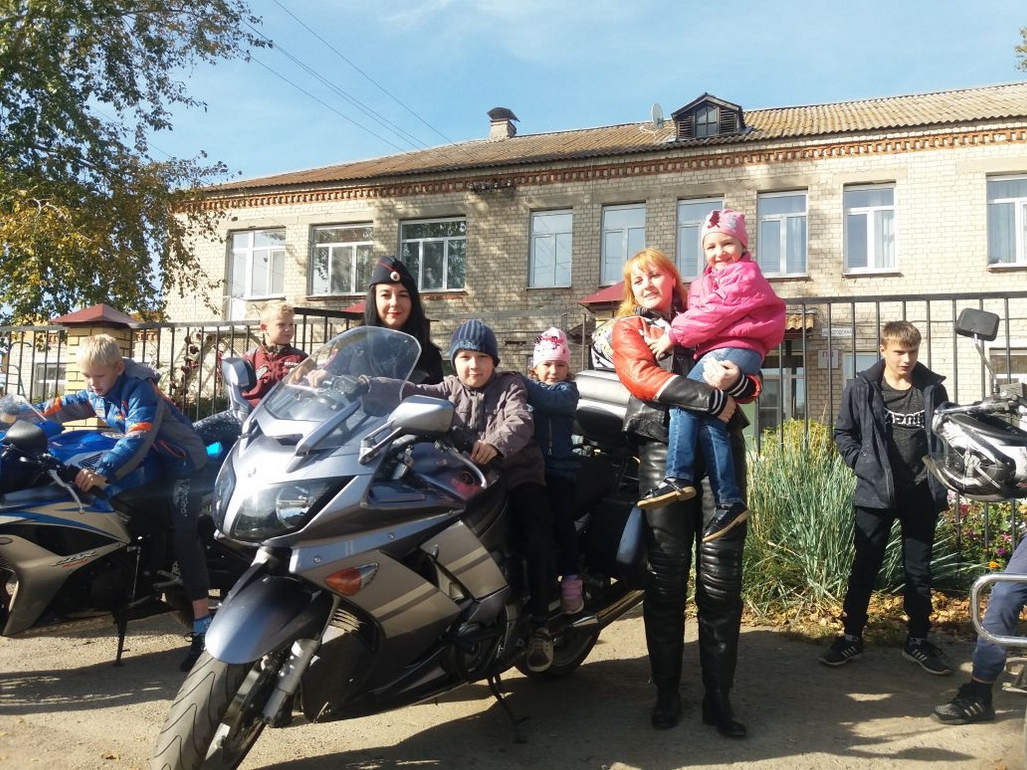 Байкеры и дорожные инспекторы гостили в детском доме в пос. Мартюш Каменска-Уральского: рассказывали о ПДД и показывали «железных коней»